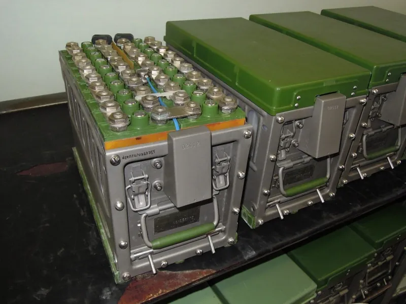 Batteria industriale al nichel-cadmio composta da elementi in contenitori metallici, con morsetti e collegamenti a vista.