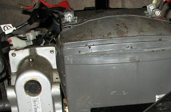 Batteria VRLA da 12 V con il contenitore gonfio e deformato dopo un sovraccarico con un caricabatterie non adatto.