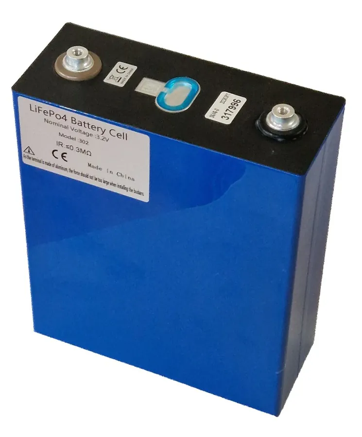 Cella prismatica al litio-ferro-fosfato LFP da 3,2 V e 302 Ah, con contenitore blu e due morsetti filettati.